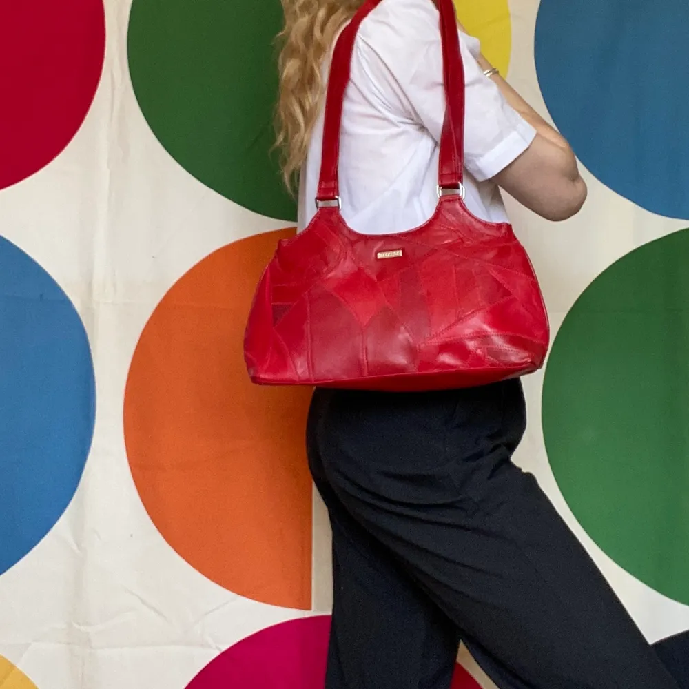 Röd patchwork handväska i imiterat läder. Helt ny. . Väskor.