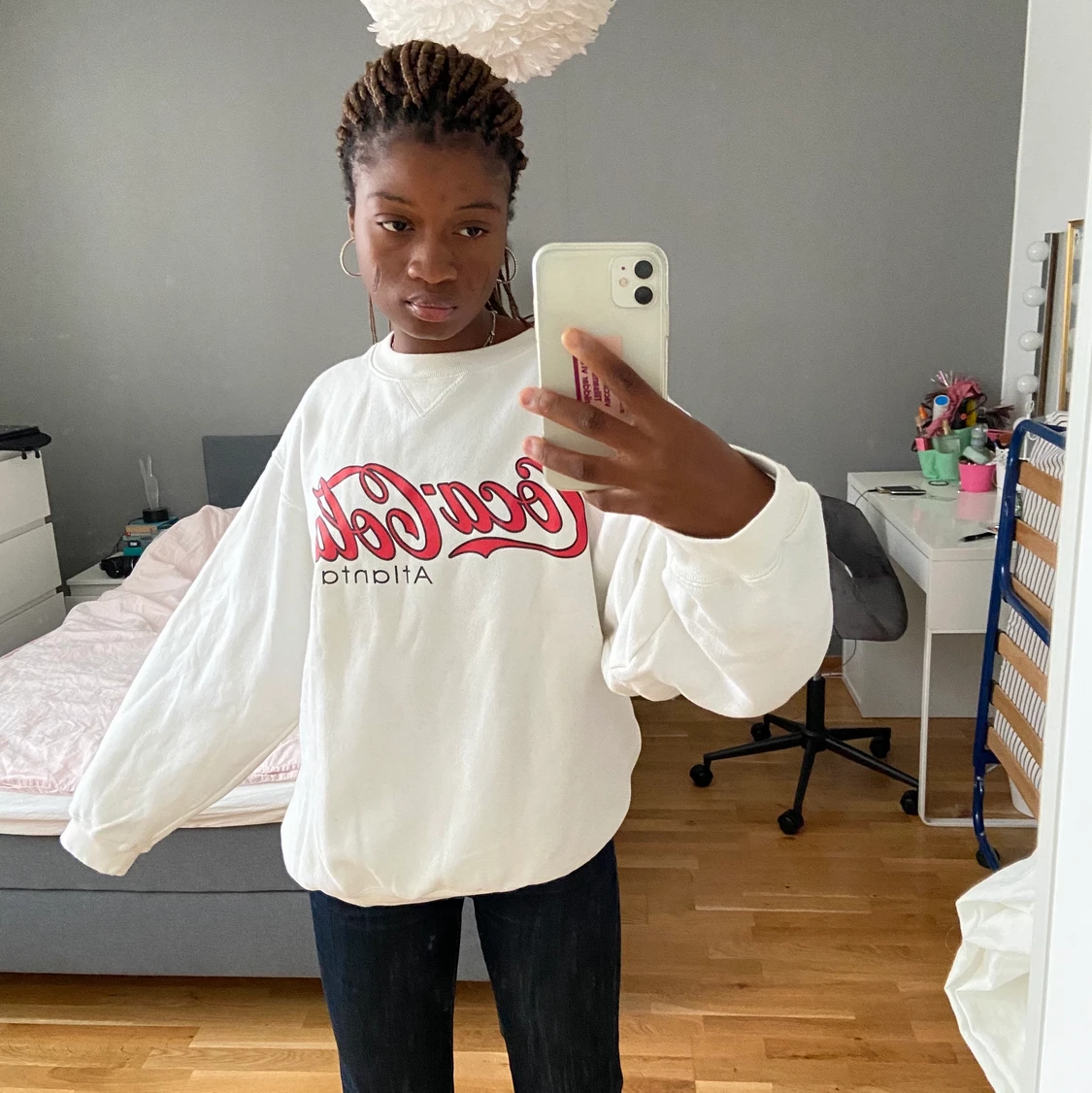 En vit sweatshirt med Coca-cola tryck. 