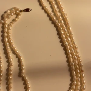 Pärlhalsband  - Köpte secondhand för 100kr. Mitt pris inkluderar frakt