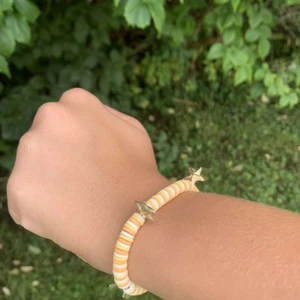 Armband 💛 - Superfint armband från mitt och min kompis eget företag (Wezztezz). Detta armbandet heter ”Sunshine” och kostar 50kr!! Köpare står för frakt 💛🤌🏼😌