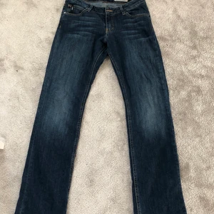 Lågmidjade jeans  - Size 30/32. Mörkblåa lågmidjade jeans. Köpte dom här på plick. Lägger sig fint över skorna på mig som är 163. Skriv vid intresse!🥰💓