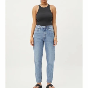 Blåa Weekday Jeans - Storleken är W30 L30, byxorna är mer vida på än på bild enligt mig. Sitter riktigt bra men är nu för stora för mig. Använd fåtal gånger, köpte i butik för 500kr. Säljer dom för 400kr inklusive frakt :)