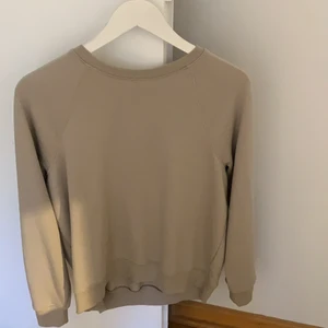 Sweatshirt - Säljer denna snygga sweatshirt från Hm då den inte längre kommer till användning!