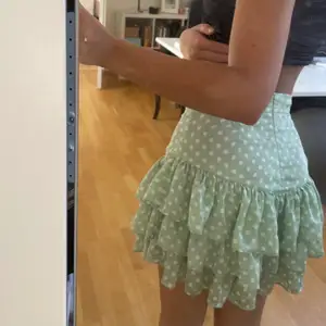 Jätte fin kjol från zara som är som shorts utan att det syns vilket är jätte praktiskt tycker jag. Kjolen sälja inte längre och är unik! Köparen står för frakt 💖
