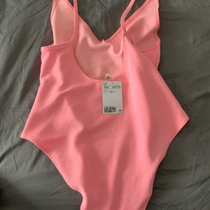 Body från Hm Small  - Oanvänd body från hm. Prislapp. Storlek small men passar en medium .