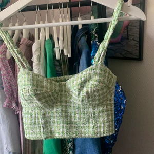 Topp - Grön topp från Stradivarius! Knappt använd så är som i nyskick. Skriv för fler bilder!