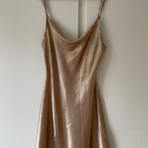 Silkesklänning - Måste tyvärr sälja min favoritklänning💔 den är använd tre gånger på olika studenter, den är så fräsch och har inga defekter🥲🥲 den är storlek M men är mycket bekväm för mig som är xs/s. Kontakta för fler bilder