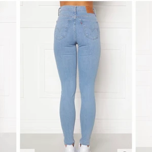 Levis mile High super skinny  - Säljer då de passar konstigt på mig! Nyskick, Frakten ingår i priset, längd 28