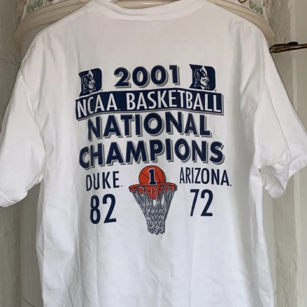 Vintage Duke T Shirt, superbra skick och är en rare piece . T-shirts.