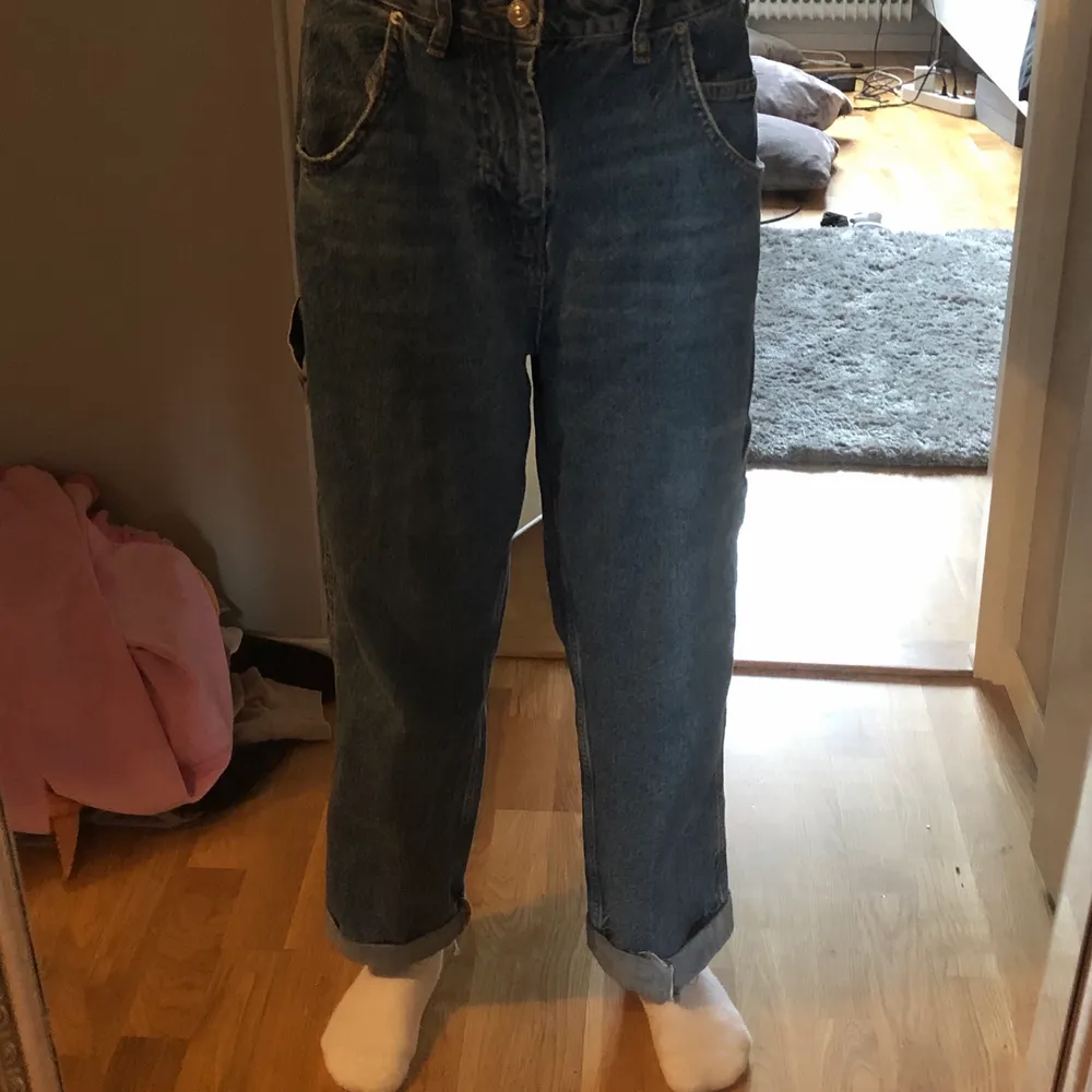 Har haft byxorna i ungefär ett halvt år så dem är fortfarande i ett bra skick. Säljer desda eftersom att de inte längre passar. Jeans & Byxor.