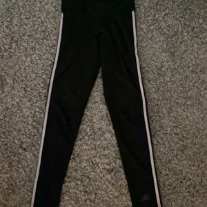 Träningsbyxor - Säljer ett par adidas träningsbyxor