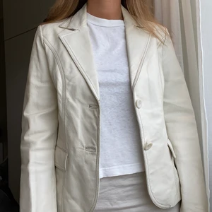 Vintage läderjacka!  - Supersnygg vintage läderjacka! Passar XS-M! Några fläckar men övrigt i fint skick, knappt använd efter inköp! Säljer nu för 200kr! Skriv gärna för fler bilder! Köparen står för frakten 💗💗