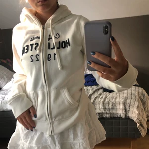 Hollister hoodie - Cool hollister zip up! Den är i storlek L men är själv xs/s så skulle säga att alla mellan xs-L kan ha den beroende på hur dom vill att den ska sitta💓