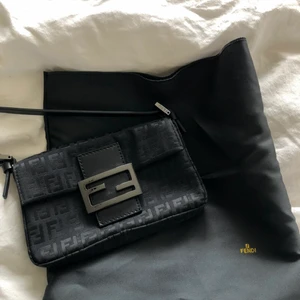 Fendi väska (äkta)  - Svart axelväska från fendi i en lite mindre modell i väldigt bra skick 