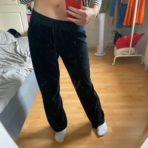 Lågmidjade mjukisbyxor  -  Säljer ett par låg midjade svarta mjukis byxor köpta på Second hand i somrars 🖤✔️🐝🎩🥋➰ storlek S