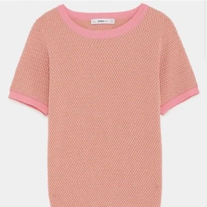 Rosa Zara t-shirt  - Jättefin stickad T-shirt från zara, jättefint skick och används fåtal gånger. Om du är intresserad är det bara att skriva till mig💕  Helt slutsåld!