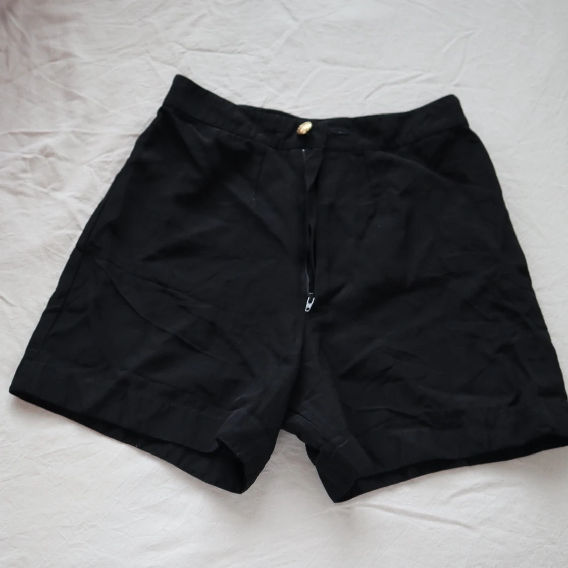Svarta högmidjade shorts