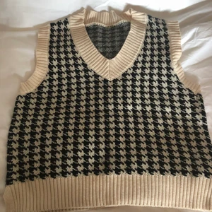 Stickad väst - Stickad väst från Byanastasia. Onesize. 