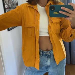 Gul/orange Manchester skjorta  - Manchester skjorta från Peak Performance, köpt second hand i perfekt skick, sälgs pga att den inte kommer till användning. Storlek S men passar även som M