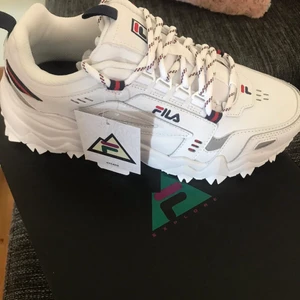 Vita Fila Oakmont Tr - Nya Fila Oakmont Tr skor. Jag har aldrig använt de så de är helt nya (köpte fel storlek så de är tyvärr för små för mig).