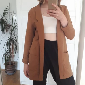 Brun långärmad blazer, storlek 36 - Långärmad blazer som är nästan oanvänd. Är i bra skick.