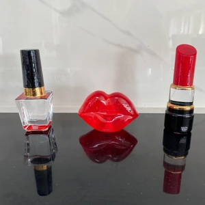 Kosta Boda glasprydnader - Glasprydnader från Kosta Boda. Oskadade.  Läppstift och nagellack ca 12-13 cm höga. Munnen 6,5 cm hög.  Nyprisvärde ca 400 kr/st  Paketpris 700kr Hämtas i Hässelby 