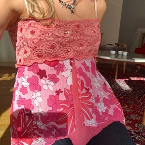 Y2k linne - Så fint y2k linne med blommig mesh och paljetter upptill. Mycket bra skick, köpt second hand. Buda i dm! Köpare står för frakt.