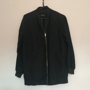 Monki vårjacka  - Tunn, oversized vårjacka från Monki i mycket fint skick