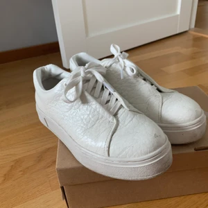 Vita skin Eytys med snörning  - Skorna är några månader använda, hyfsat bra skick men det finns små märken av Skinnet. De är vita i skinn med snörning. Jag säker dessa eftersom de är försmå för mig. Jag skulle säga att passformen är som en vanlig 38