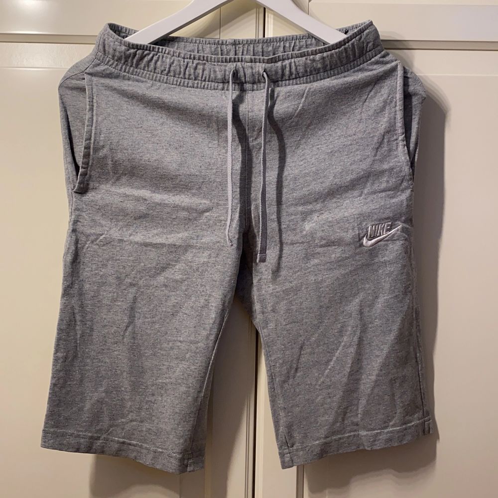 Original nike shorts i grå. Bra skick inte heller så mycket använda.. Shorts.