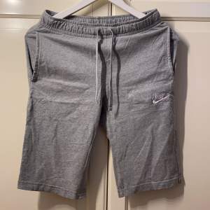 Original nike shorts i grå. Bra skick inte heller så mycket använda.