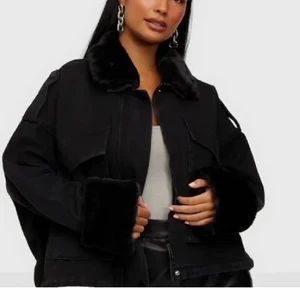 Höstjacka - Så sjukt snygg höstjacka från missguided i jeansmaterial med pälsdetaljer😍 helt slutsåld och passar perfekt till hösten, är i storlek 38 men om man vill ha den mer oversized passar den även 34 och 36💕(sitter oversized på mig som är 34)