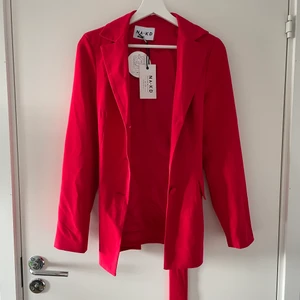 Ny kavaj - Sprillans ny kavaj med lapparna kvar 