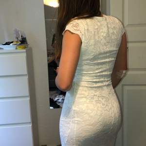 En söt vit spets klänning från gina i storlek xs