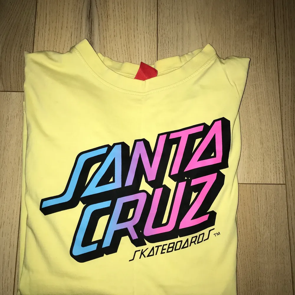 En gul Santa Cruz T-shirt som är i jättebra skick och trycket har inga tecken på slitningar! Pris inklusive frakt💛. T-shirts.