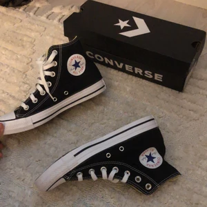 Svarta höga Converse  - Helt nya converse i storlek 37.5. Fraktas i originalförpakningen. 