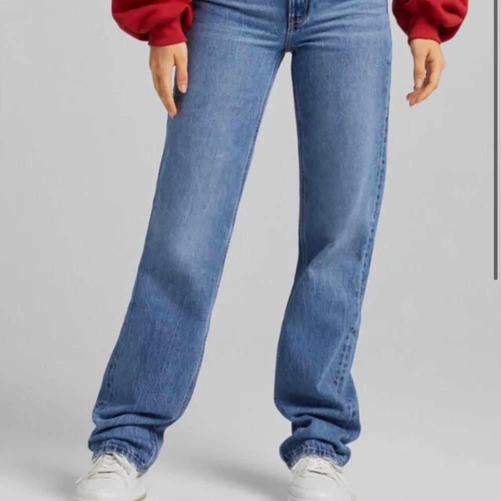 Helt nya jeans från berskha endast använda en gång och tvättade en gång, då i bra skick. Säljer pga att det är för stora för mig. Det är i storlek 38 och i regular längd. Skulle säga att de passar mellan 160-170 cm beroende på hur man vill att de ska sitta. Säljer för 250 + frakt 66 kr❤️. Jeans & Byxor.