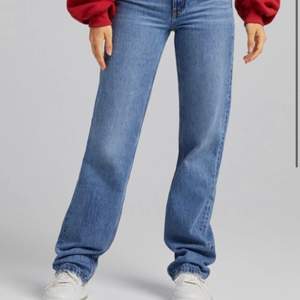 Helt nya jeans från berskha endast använda en gång och tvättade en gång, då i bra skick. Säljer pga att det är för stora för mig. Det är i storlek 38 och i regular längd. Skulle säga att de passar mellan 160-170 cm beroende på hur man vill att de ska sitta. Säljer för 250 + frakt 66 kr❤️