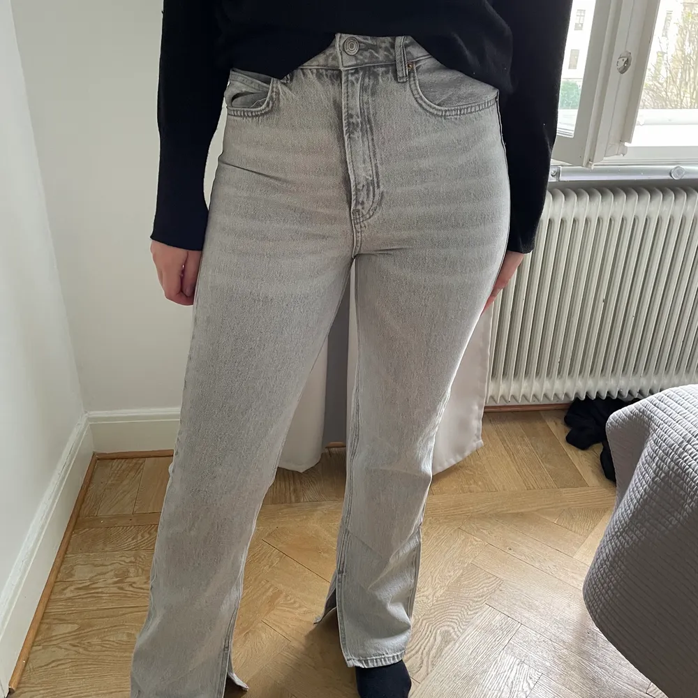 Raka gråa jeans med slits från stradivarius i storlek 38. Fint skick! . Jeans & Byxor.