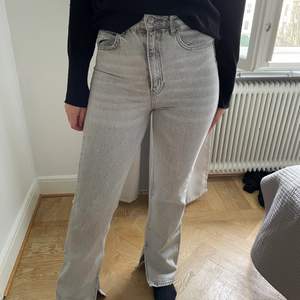 Raka gråa jeans med slits från stradivarius i storlek 38. Fint skick! 