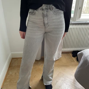 Jeans från stradivarius storlek 38 - Raka gråa jeans med slits från stradivarius i storlek 38. Fint skick! 