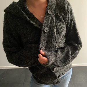 Kofta med luva - En as mysig kofta/huvtröja med luva från AFJs kollektion! Perfekt nu till hösten när det blir kallare! ❤️