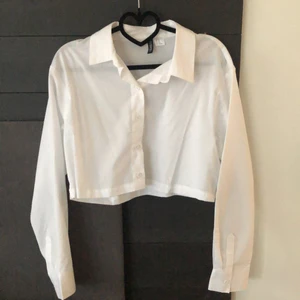 Croppad skjorta - Croppad vit skjorta från h&m, aldrig använd. 