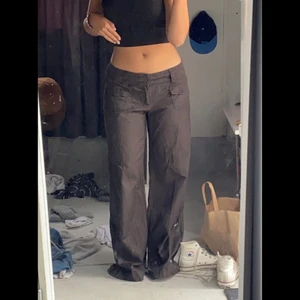 Lågmidjade esprit byxor - Säljer mina skitsnygga lågmidjade byxor från esprit i super skick!✨byxorna är i strl 40 men insydda vid midjan så de passar mig som har 38. Byxorna är för långa för mig som är 160cm så jag säljer dom vidare💕 budet startar pä 120 BUDA❤️❤️KÖP DIREKT FÖR 500kr❤️