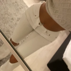 Jeans - Säljer nu mina fina jeans, det är vita bootcut knappt använda 💕 dem är sparsamma dvs inga skador alls, storleken är XS/S. Pris kan diskuteras 🥰💕