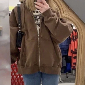 Brandy Melville hoodie - Så himla fin oversize brun hoodie ifrån brandy Melville. Fick den för ett tag sen men den har inte direkt kommit till användning då de inte är riktigt min stil längre💖 buda från 250 i kommentarerna 
