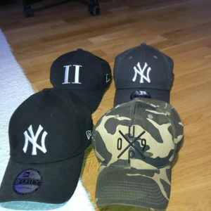 Kepsar - 4 olika kepsar, lite dammiga för bara stått i hylla i flera år, men NY kepsarna är helt nya aldrig suttit på ngns huvud, paket pris 300 annars separat beror på vilken.