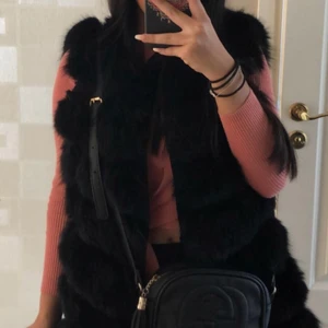 Pälsväst - Äkta päls, köpt på Garoff för ca 1 år sedan. Nypris 2500. Mitt pris 1000 men kan diskuteras vid snabb affär. Storlek S men passar även M! OBS litet hål i ena fickan men går att fixa hos en skräddare. Frakten betalar kunden annars kan jag mötas upp i örebro🌸