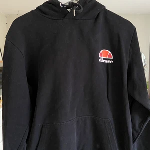Ellesse hoodie - Svart ellesse hoodie me litet tryck