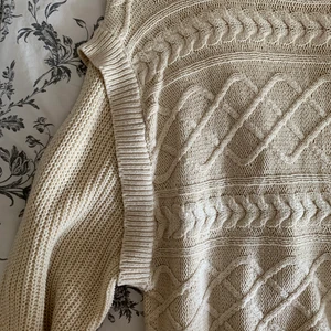 stickad tröja - skit gullig tröja som jag köpte på gina förra vintern men kommer inte till användning. jättefin kräm färg med coola detaljer som passar med jättemycket och är världens mysigaste tröja😊💟